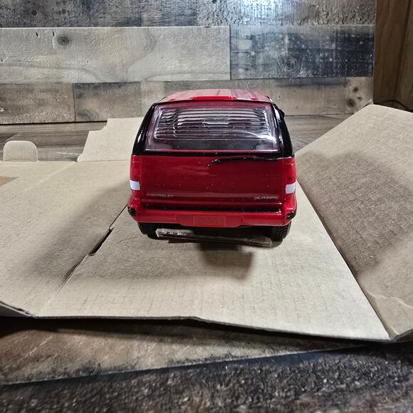Ertl AMT 1995 Apple Red Chevrolet Blazer 4X4 Dealer Promo - Picture 7 of 11